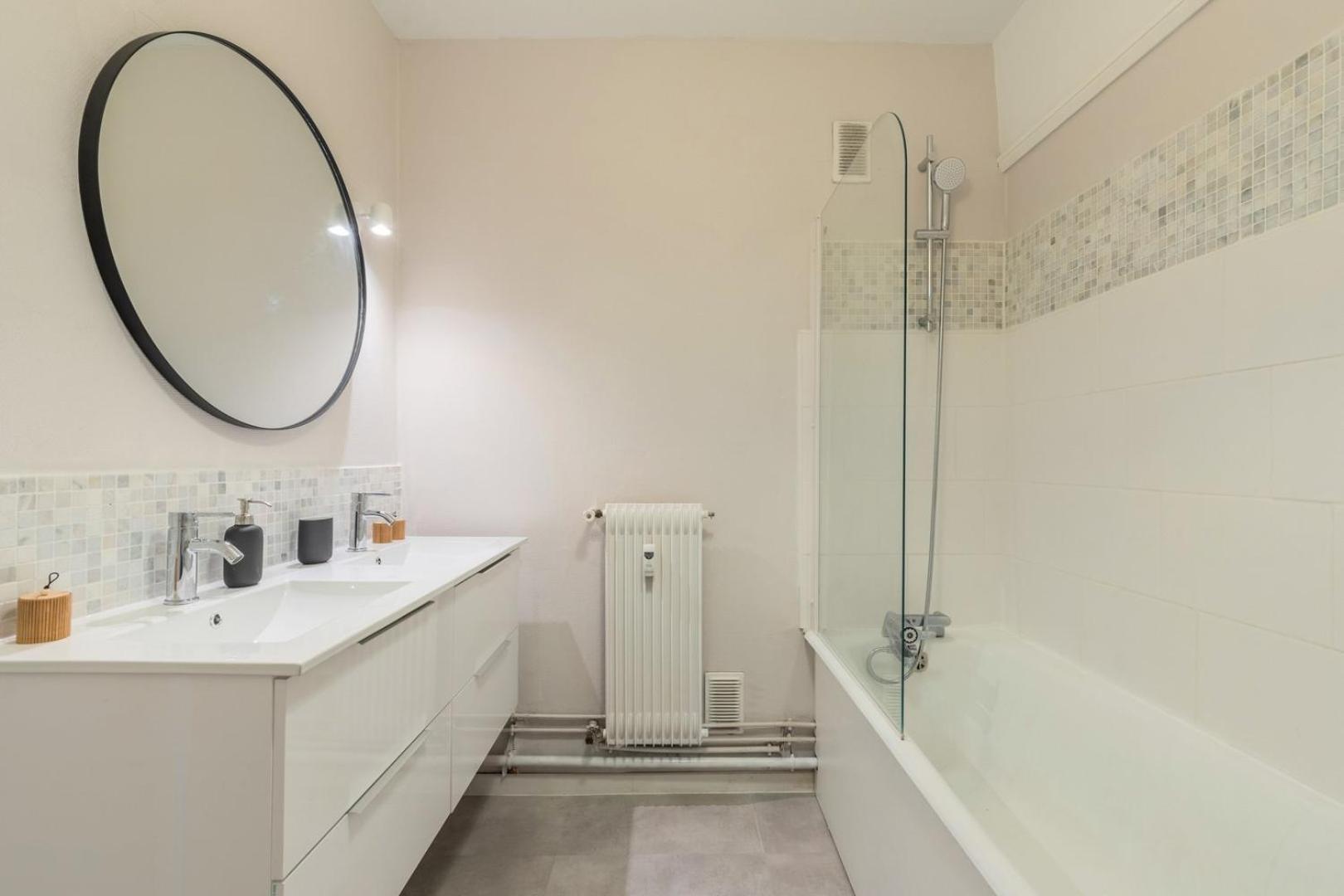 Spacious 3 Bedroom Apartment & Private Parking! Lambersart Εξωτερικό φωτογραφία